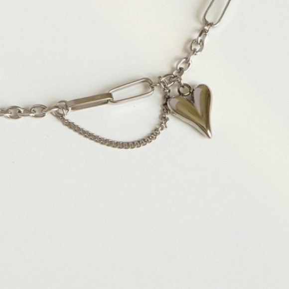 Heart Link Chain Layer Necklace | White Gold Plated Stainless Steel - Picture 3 of 3